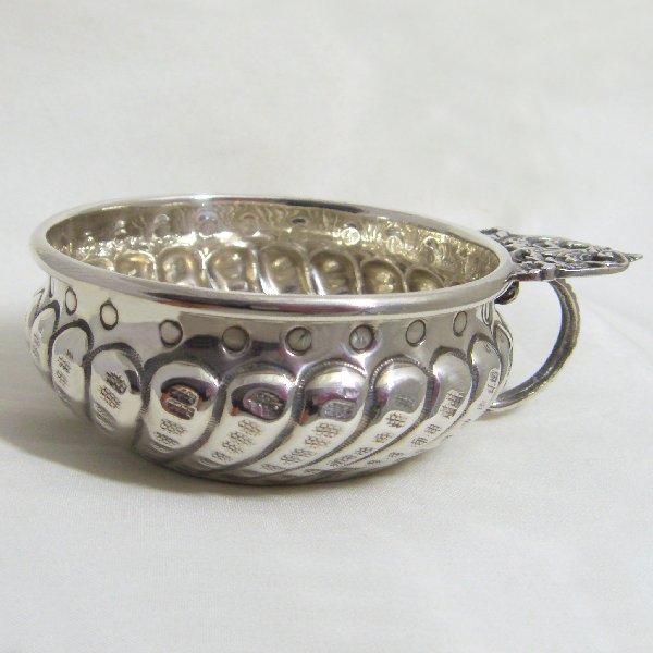 (a1003)Vessel for wine tasting in silver.