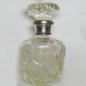 (a1232)Jarrn para licor de vidrio tallado con cuello de plata.