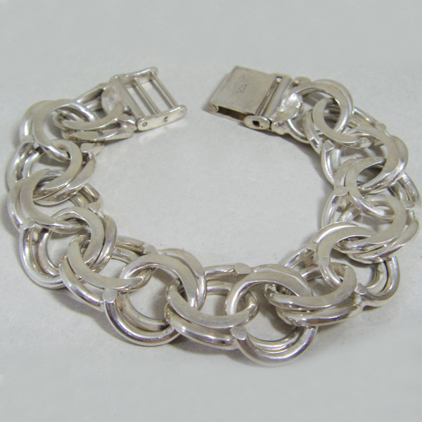 (b1132)Solid silver bracelet.