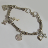 (b1175)Pulsera de plata con seis dijes colgantes.