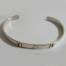 (b1318)Pulsera pinza de plata con apliques de oro.