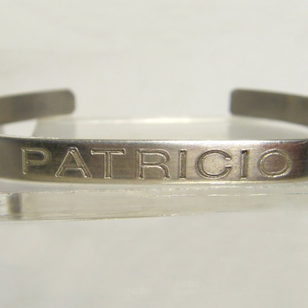 (b1237)Pulsera pinza de plata con nombre grabado.