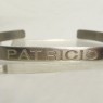 (b1237)Pulsera pinza de plata con nombre grabado.