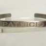 (b1237)Pulsera pinza de plata con nombre grabado.