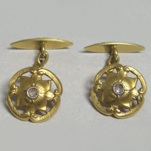 (c1304)Gemelos de oro con diseo floral.