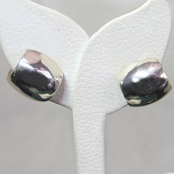 (e1095)Bombe-type smooth earrings.