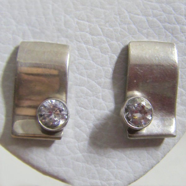 (e1235)Silver earrings rectangular-shaped.