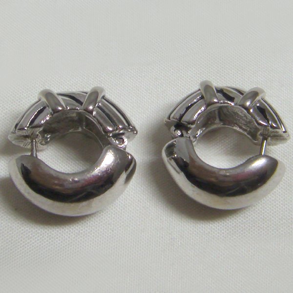 (e1278)Round earrings in silver form smooth and streaked.
