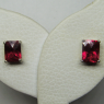 (e1369)Aros de plata con piedra rectangular de color rojo.