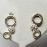 (e1390)Aros de plata con forma de circulos.