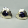 (e1395)Aros de plata con piedra violeta en forma de corazn.