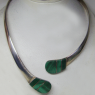 (n1381)Gargantilla de plata con malaquita.