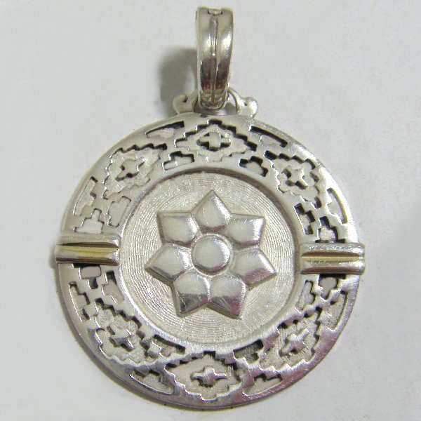 (p1096)Circular silver pendant motif Creole.