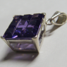 (p1166)Colgante de plata con piedra romboidal de color.
