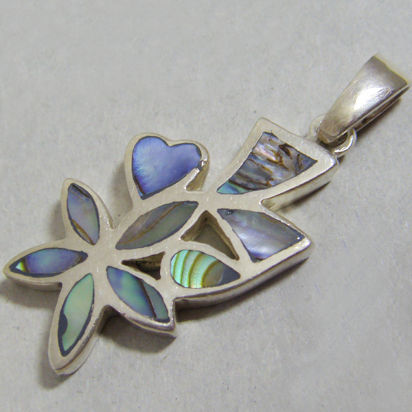 (p1241)Silver pendant motif flower.