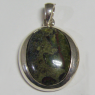 (p1269)Colgante de plata con piedra oval de color verde.