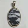 (p1279)Colgante de plata con piedra oval gris y blanca.