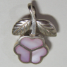 (p1300)Colgante de plata con motivo de flor y piedra color rosa.