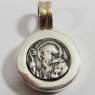 (p1322)Medalla de plata y apliques de oro motivo San Benito.