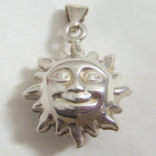 (p1367)Silver pendant motif inflated Sun.