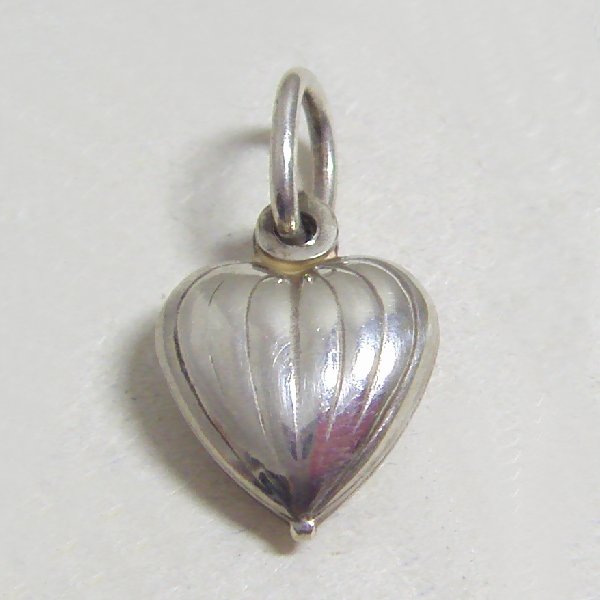 (p1571)Inflated silver pendant, motif stripped heart.