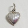 (p1571)Colgante en plata inflada, motivo corazn rayado.