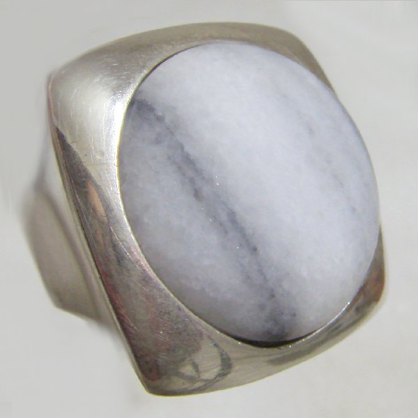 (r1090)Silver ring with bombe stone.