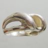 (r1106)Anillo de plata con forma ondeada.