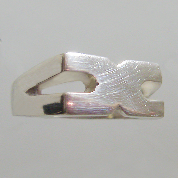 (r1136)Silver x-shaped ring.