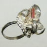 (r1142)Anillo de plata con motivo de flor.