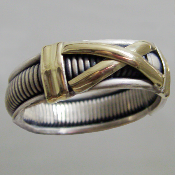 (r1166)Silver ring with gold appliques.