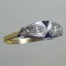 (r1228)Anillo de oro y platino con brillantes y zafiros.