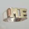 (r1284)Seal-type ring with drafted initials in silver and gold.