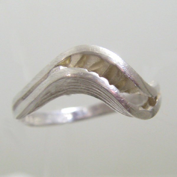 (r1286)Anillo de plata con diseo ondulado.