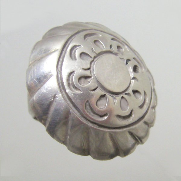 (r1323)Silver circular ring of large dimensions.