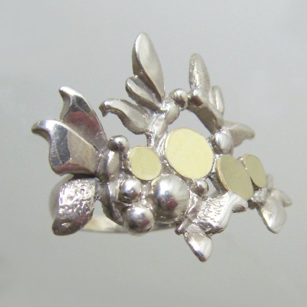 (r1330)Silver ring with floral motif.