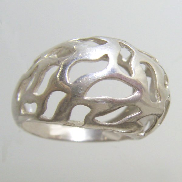 (r1332)Silver fretwork ring in wave shapes.