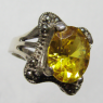 (r1358)Anillo de plata con piedra amarilla central.