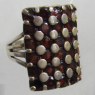 (r1373)Anillo de plata rectangular con piedras de color.