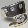 (r1404)Anillo de plata con varias zirconias cubicas.