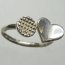 (r1416)Anillo de plata con puntas en circulo y corazn.