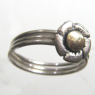 (r1428)Anillo de plata 3 hilos con flor central.