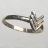 (r1440)Anillo de plata con pieza central en forma de V.