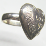 (r1442)Anillo de plata estilo relicaario con inscripcin.