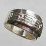 (r1450)Anillo de plata con motivo de guardia Griega.