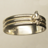 (r1452)Anillo de plata estilo 3 lineas con Flor de Lis.