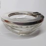 (a1611)Cenicero de vidrio facetado y plata.
