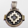 (p1513)Medalla de plata con imagen de una cruz Andina.