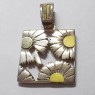 (p1554)Colgante cuadrado de plata motivo de flores.