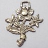 (p1555)Colgante de plata y apliques de oro motivo flores.